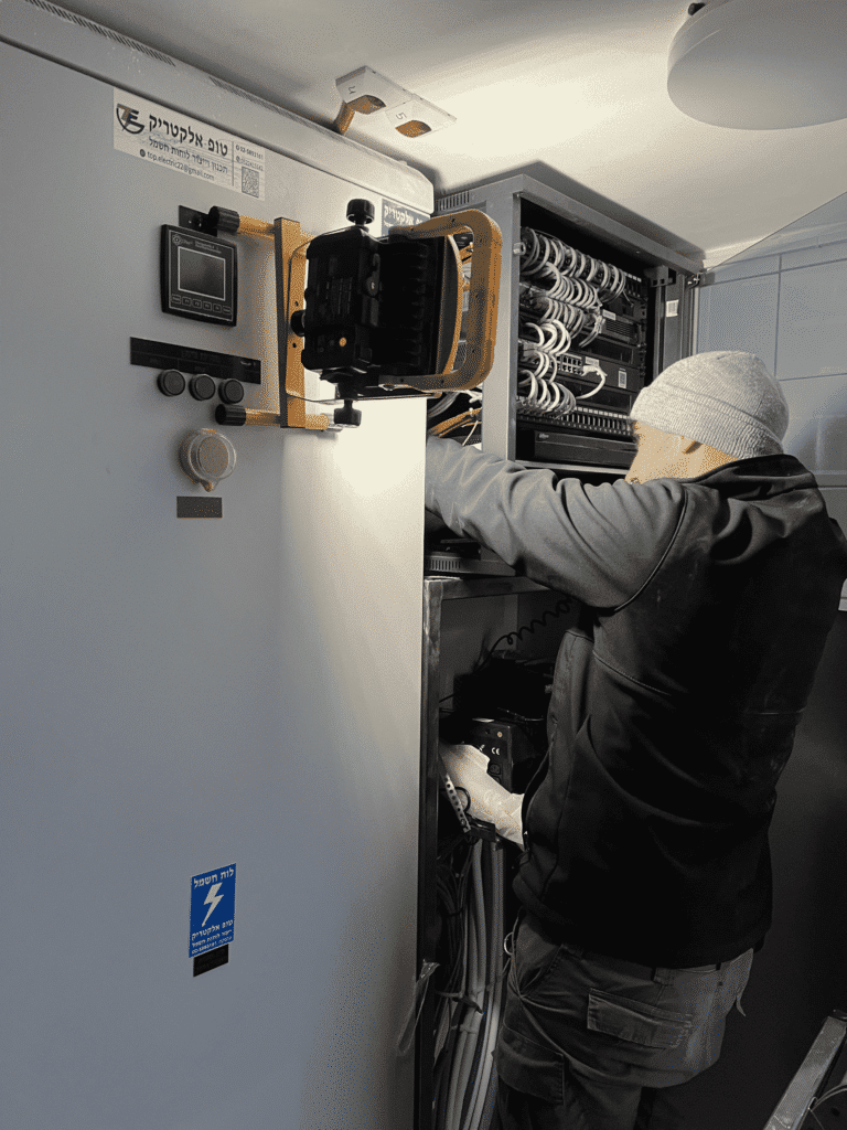 end-to-end communication solutions, including planning the placement of all equipment, conducting a tour with the customer to explain the system, executing the cable and wiring work, and installing cameras, detectors, and an announcement system. We also installed outdoor and indoor cameras to ensure comprehensive surveillance.